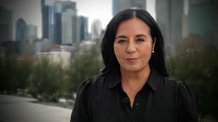 Soraya Martinez Ferrada avec le centre-ville de Montréal en arrière-plan.