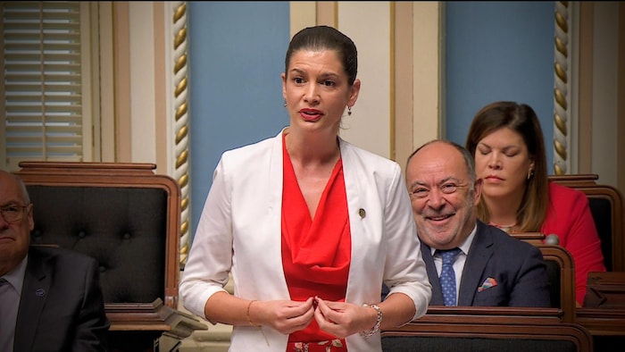 Geneviève Guilbault répond aux questions à l'Assemblée nationale.