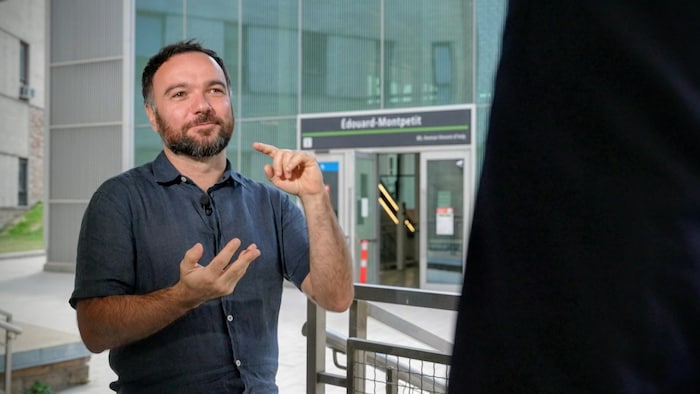 L'expert en transport devant la station du REM Édouard-Montpetit.