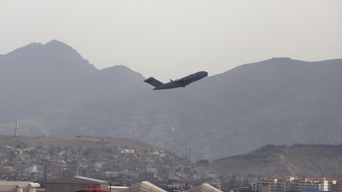 Un avion s'envole dans le ciel de Kaboul.