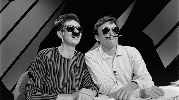 Marc André Masson et une coanimatrice portent de fausses moustaches.