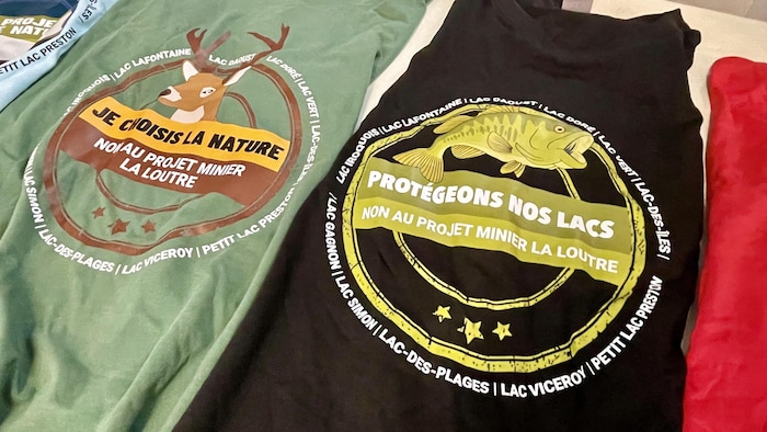 Des tee-shirts sur lesquels on peut lire : "Protégeons nos lacs" et "Je choisis la nature".
