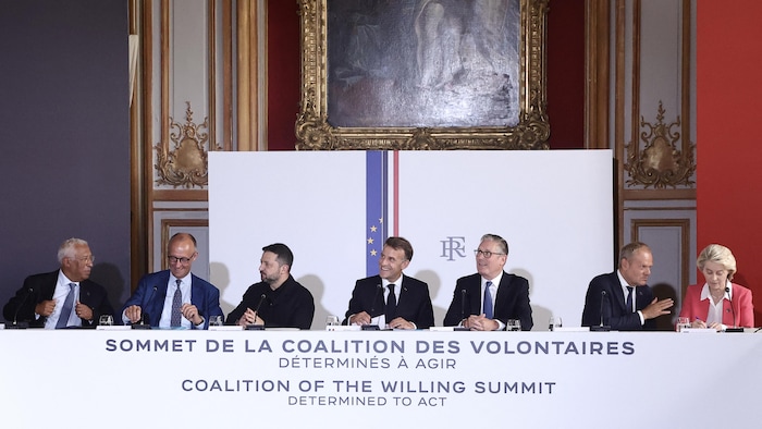 Le président du Conseil européen Antonio Costa, le chancelier allemand Friedrich Merz, le président ukrainien Volodymyr Zelensky, le président français Emmanuel Macron, le premier ministre britannique Keir Starmer, le Ppremier ministre polonais Donald Tusk et la présidente de la Commission européenne Ursula von der Leyen sont assis côte à côte.
