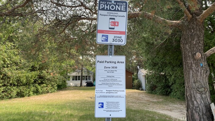 Une affiche pour stationnement sur la promenade de Sauble Beach.