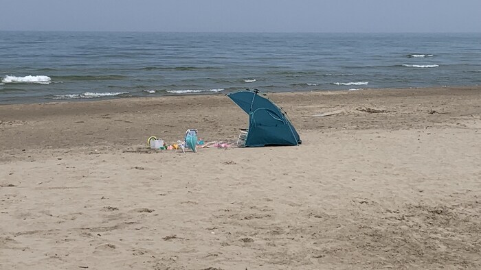 Une tente sur une plage.