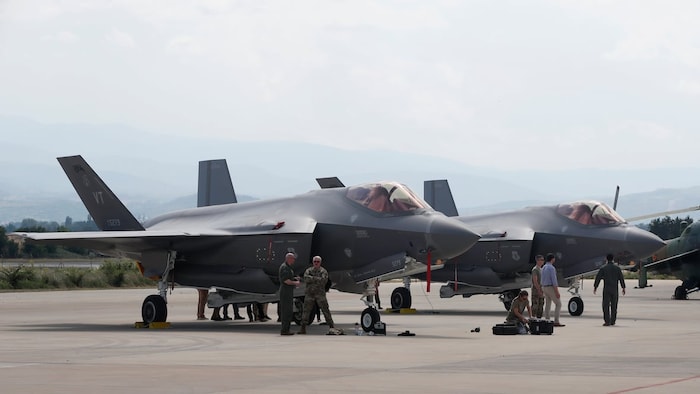 Mga tauhan ng Aemrikano nagtatrabaho malapit sa F-35 fighter jets.