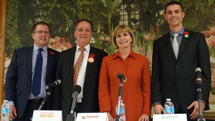 Quatre candidats à une élection provinciale.