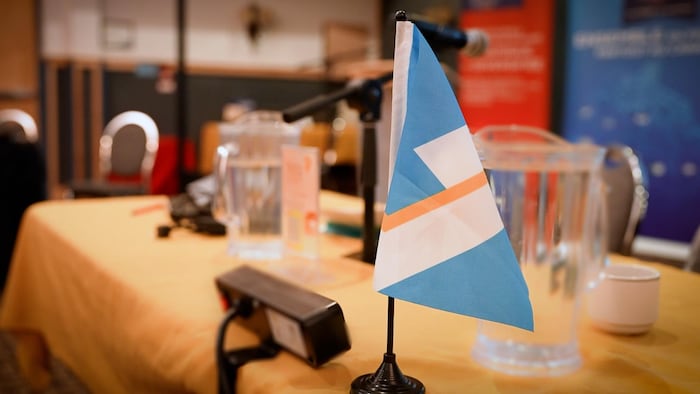 Le drapeau de la francophonie yukonnaise sur un bureau.