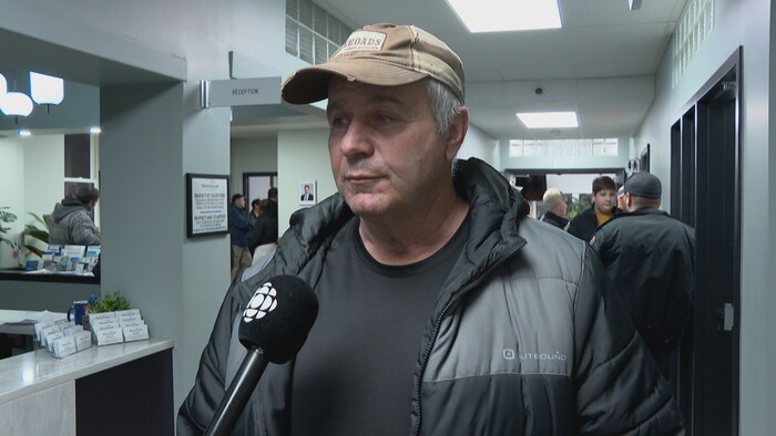 Un homme répond aux questions du journaliste