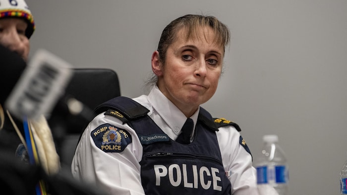 La commandante divisionnaire de la GRC de la Saskatchewan, Rhonda Blackmore, lors d'une conférence de presse.