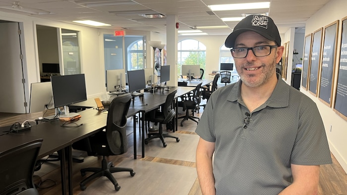 Le directeur général de Rum and Code dans les locaux de l'entreprise. 