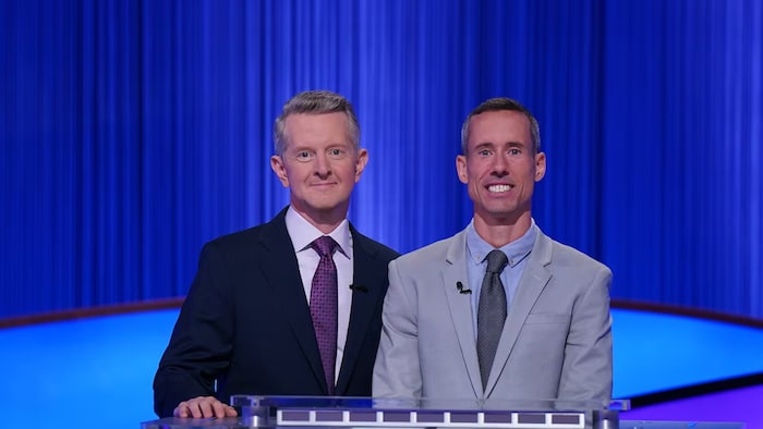 Rian Robertson, vainqueur de l'émission « Jeopardy! », aux côtés de l'animateur Ken Jennings.
