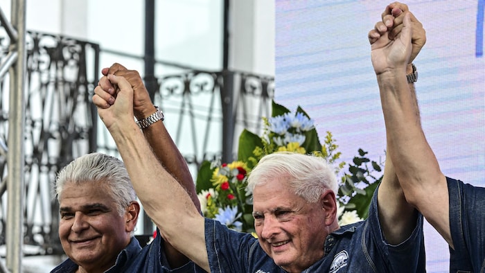 Ricardo Martinelli et José Raul Mulino les bras en l'air.