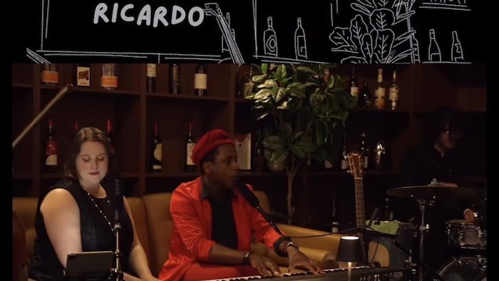 Ricardo pendant sa performance lors d'un spectacle Shelf Concerts.