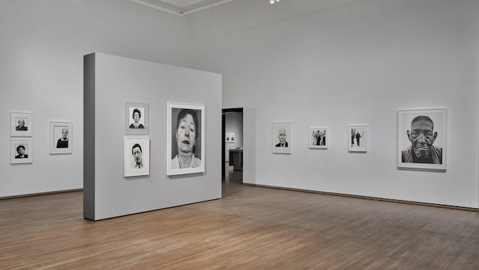 Une salle du musée montrant plusieurs photographies au mur.