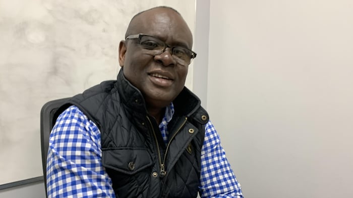Richard Makitu Dolomingo assis dans son bureau.