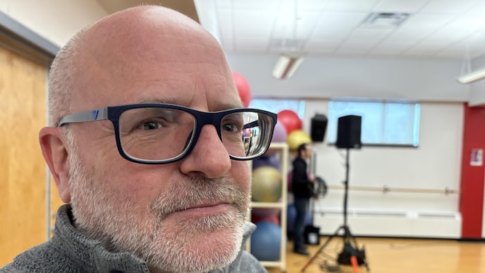 Richard Cormier pose pour la photo.