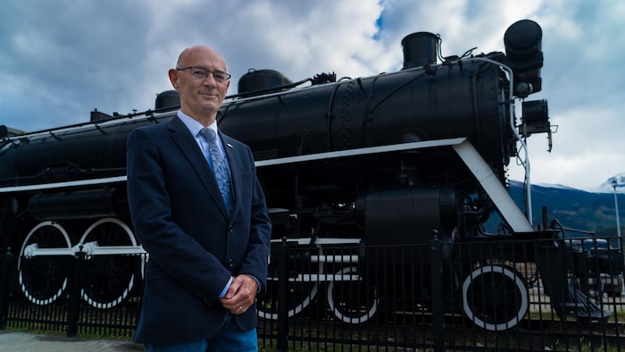 Richard Ireland prend la pose devant la vieille locomotive à vapeur de Jasper.