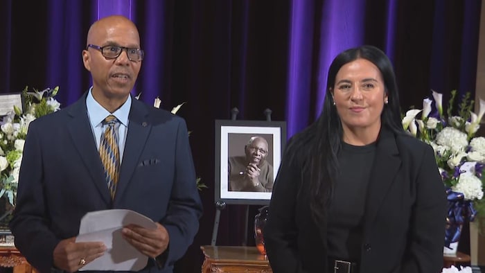 Un homme et une femme s'expriment à l'hôtel de ville de Montréal.
