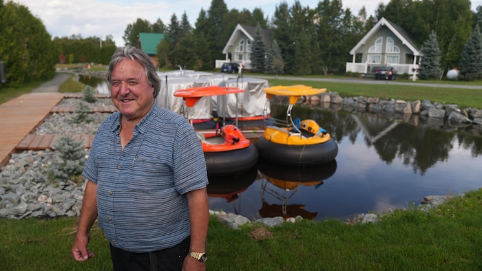 Richard Lafleur devant ses bateaux.