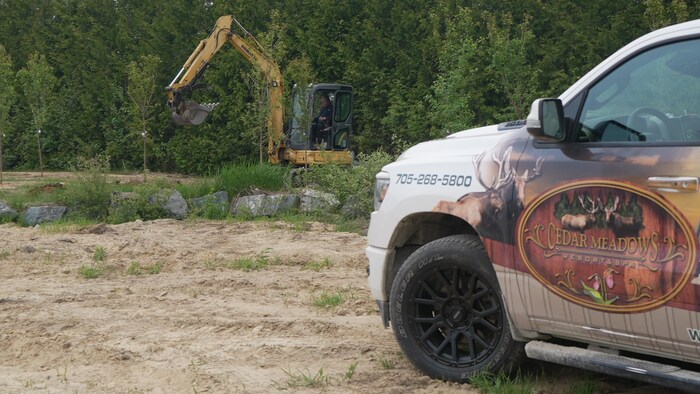 Un homme sur une excavatrice.