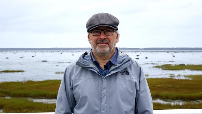 Richard St-Louis devant le fleuve Saint-Laurent.