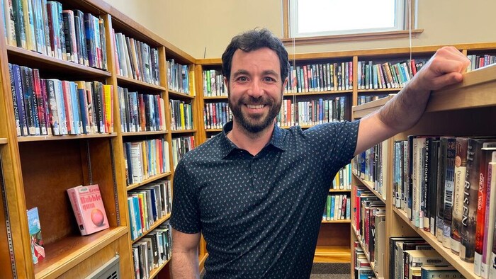 Le président-directeur général de la bibliothèque publique de Thunder Bay, Richard Togman, debout devant la caméra.