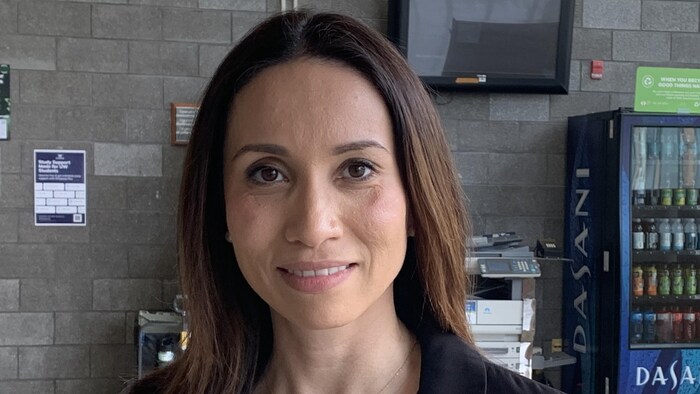  Emanuelle Richez regarde la caméra