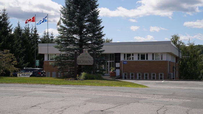 L'hôtel de ville de Richmond, qui abrite aussi le poste de la Sûreté du Québec.