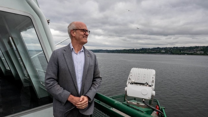 Rick Larsen regarde l'océan depuis un bateau.