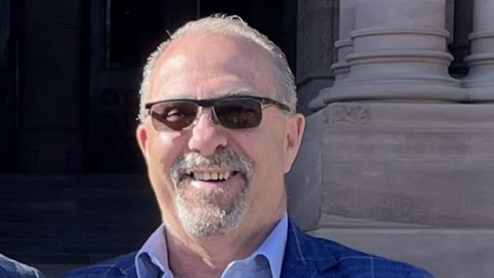 Rick Dumas, le président de la NOMA, en veston bleu.