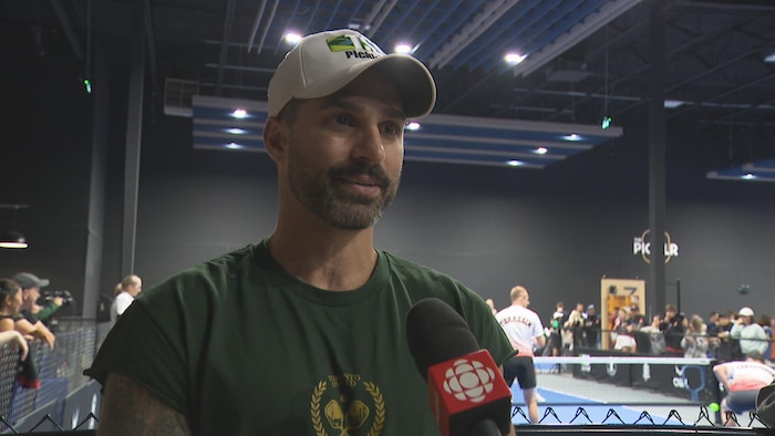 Ricky Liorti porte une casquette et le chandail de son équipe, le Toronto United
