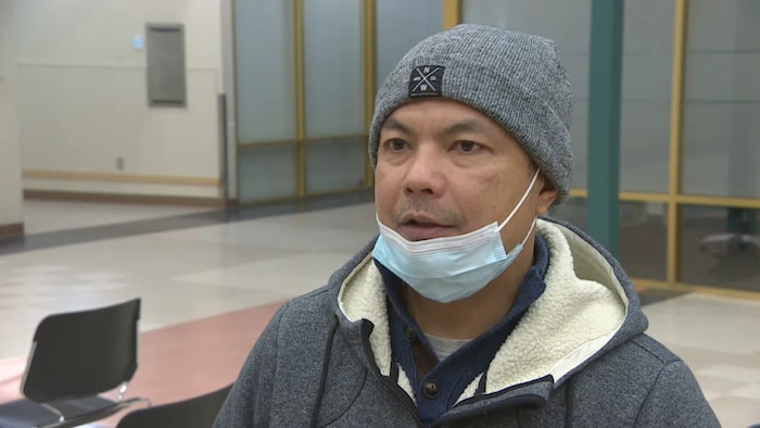 Rico Manaloto, a migrant worker from the Philippines, is currently unemployed and worries about his health insurance running out when his work permit expires in summer 2022.