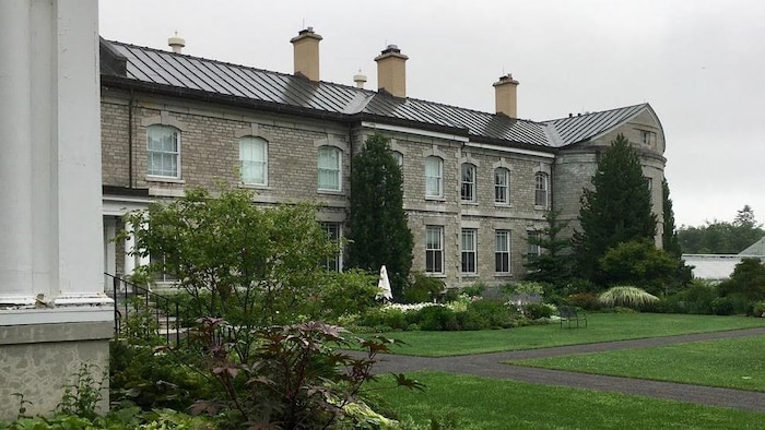 Rideau Hall avec des plantes et des arbres.