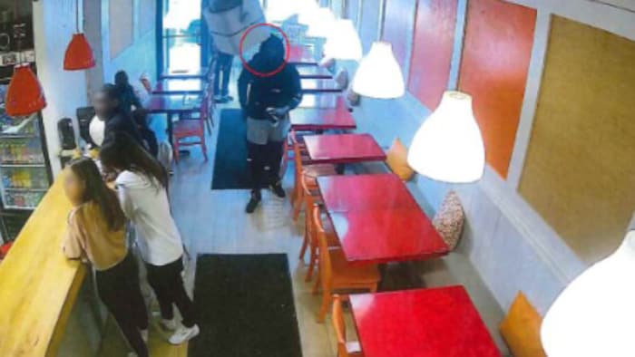Ridge Kazumba dans un restaurant.