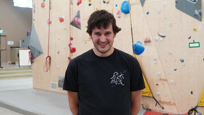 François Genin, souriant, dans un centre d'escalade.