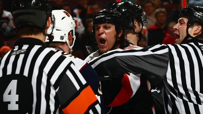 Riley Cote exprime sa colère durant un match de la LNH