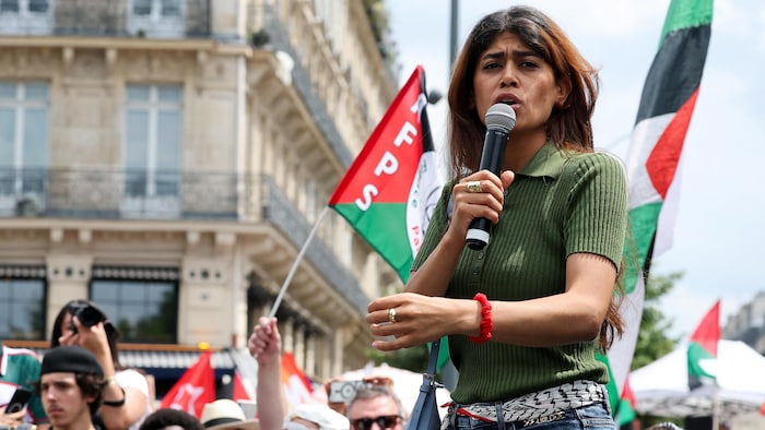 Rima Hassan parle au micro durant une manifestation en soutien aux Palestiniens.