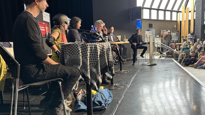 Des candidats participent au débat électoral organisé par le Club politique de l'UQAR.