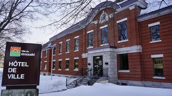 L'entrée principale de l'hôtel de ville de Rimouski sous la neige.
