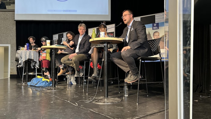 Les candidats dans Rimouski-La Matapédia lors du débat à l'UQAR.