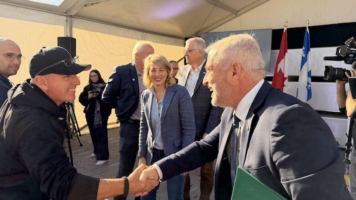 Un député serre la main d'un travailleur.
