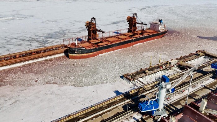 La rivière Saguenay colorée de rouge.