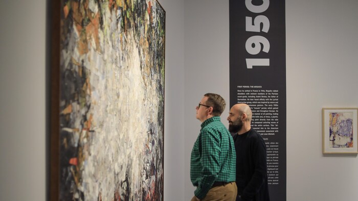 Des personnes qui regarde une toile de Riopelle