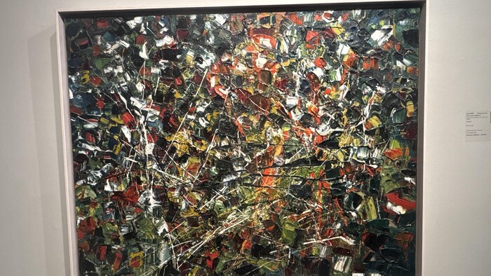 Toile abstraite de Riopelle exposée dans une galerie. 
