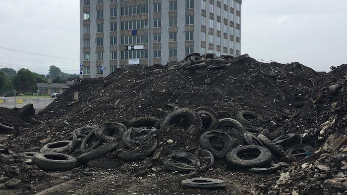Le terrain du 333 boulevard René-Lepage Est à Rimouski lors des travaux de décontamination en juillet 2016 (Archives).