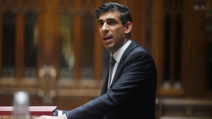 Rishi Sunak parle au Parlement.