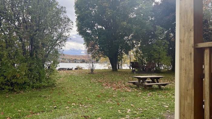 Terrain du Centre Accalmie et vue sur la rivière Ristigouche.
