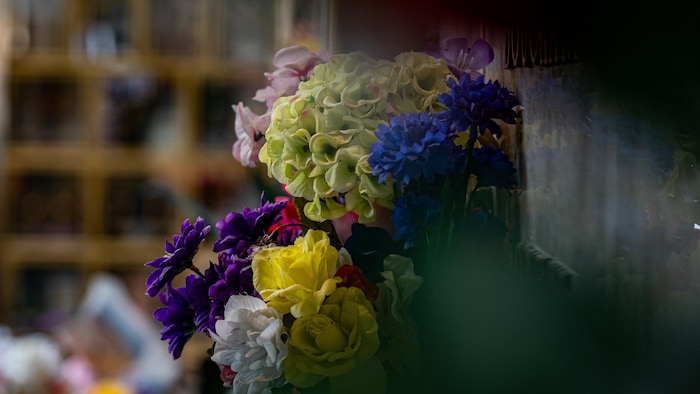 des fleurs dans un colombarium.