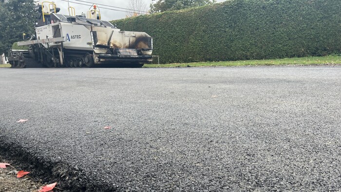 De la machinerie sur une route fraîchement asphaltée.